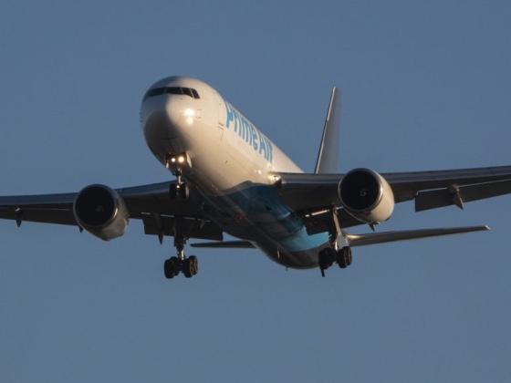 Lángoló Boeing 767-es okozott riadalmat a Miami reptéren: túlfutott a kifutópályán, közúton állt meg
