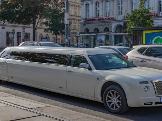 Limuzinnal hagyta el a kórházat a Hugo Bossba öltöztetett négynapos baba – fotó is készült