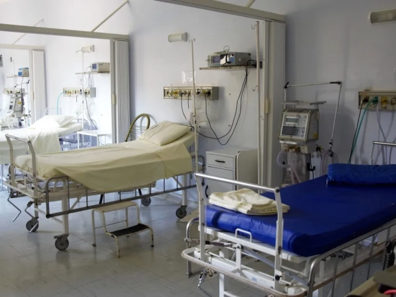 Szemevő parazitával diagnosztizálták a férfit, miután kontaktlencsével merészkedett a medencébe