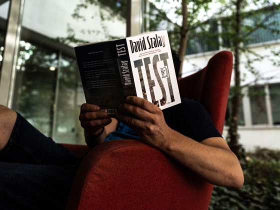 A redukció ereje, a szikárság határai – mit kezdjünk David Szalay Test című regényével?