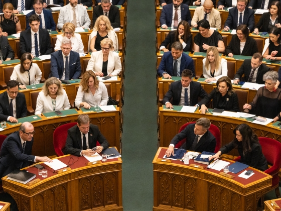 Magyar Péter megnyitja az őszi ülésszakot, aztán szavaznak a fizetéséről