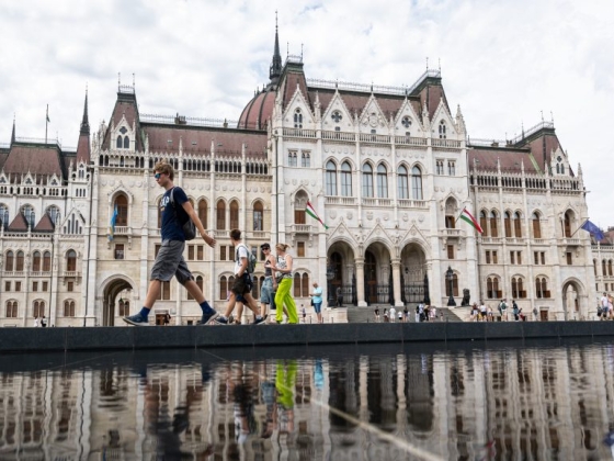 Parlament: Vármegyék helyett jönnek a megyék, csökkenhet Magyar Péter fizetése