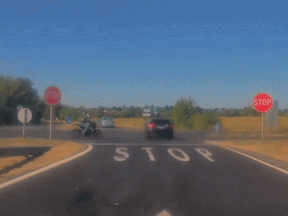 Megrázó baleseti videót tett közzé a rendőrség, motoros csapódott az autónak