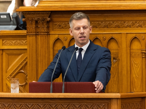 Csökkenhet Magyar Péter fizetése? A megyék elnevezése is megváltozhat: ma döntenek a Parlamentben