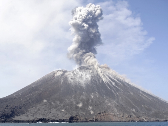 Kitört az Anak Krakatau, 170 ezer utast térítettek el Indonéziában