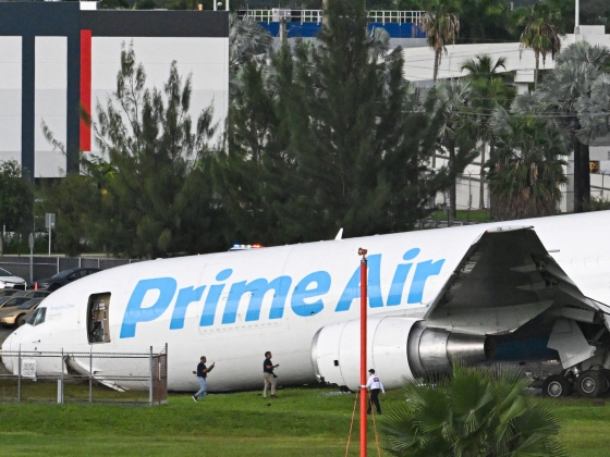 Túlfutott és kigyulladt az Amazon teherszállító gépe a miami reptéren, több járművet magával sodort