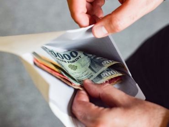 Nem dőlt el még semmi: így nyitotta a hetet a forint