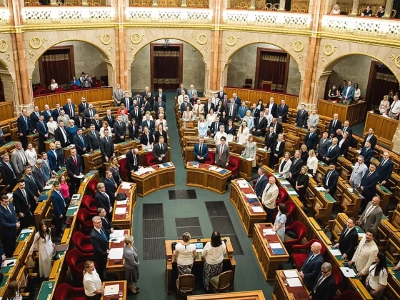 Forró ősszel és még durvább csörtékkel folytatódhat a parlament, Magyar Péterrel indul ma az őszi ülésszak