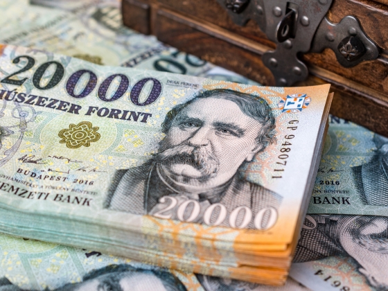 Jól jártak a magyar megtakarítók: rég nem látott szintre estek a kedvelt befektetés költségei