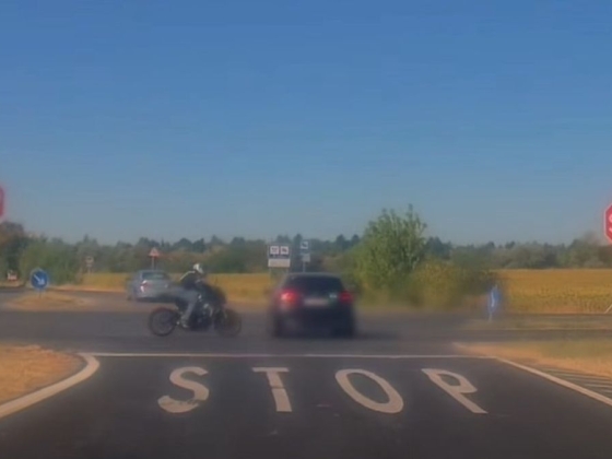Átrepült a motoros egy autó felett a hírhedt balatoni kereszteződésben + videó