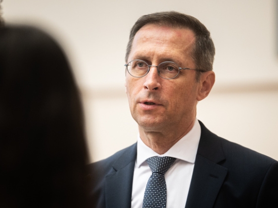 Egy repülőgépen kapták lencsevégre Varga Mihályt és Matolcsy Györgyöt