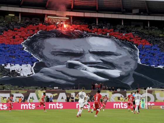 Félretették az ősi ellentétet, és együtt éltették a tömeggyilkos háborús bűnöst a Crvena Zvezda és a Partizan szurkolói