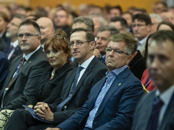 Összefutott Matolcsy György és Varga Mihály Zürich felé a repülőgépen