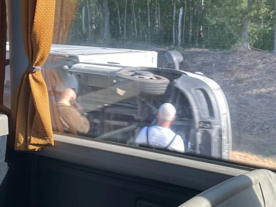Mentőt is riasztottak: az oldalára borult egy kisteherautó az M5-ön - fotó