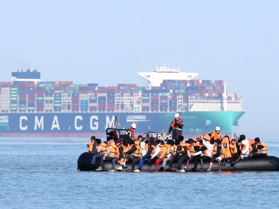 Tüntetők várták a migránshajót Dél-Angliában
