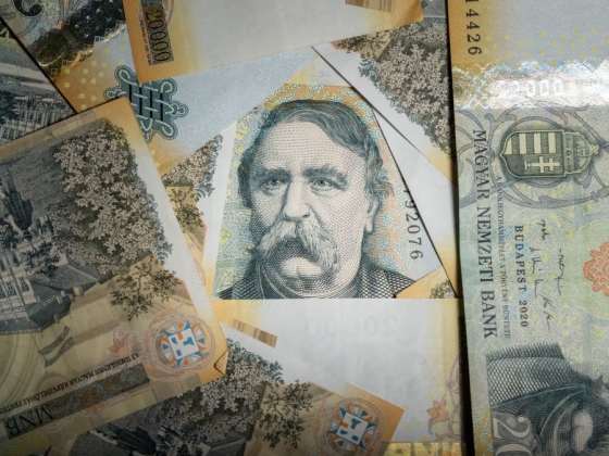 Tanácstalan a forint, keresi még az irányt – nem sok jót jelent, hogy egyre közelebb a 100 dolláros olajár