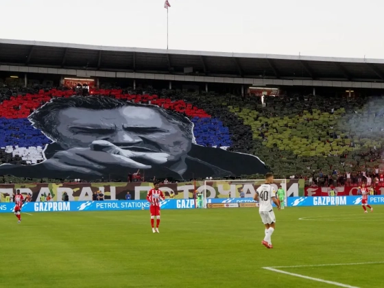 Közösen éltették a nemrég meghalt háborús bűnös Ratko Mladićot a szerb Crvena zvezda és a Partizan csapatok szurkolói