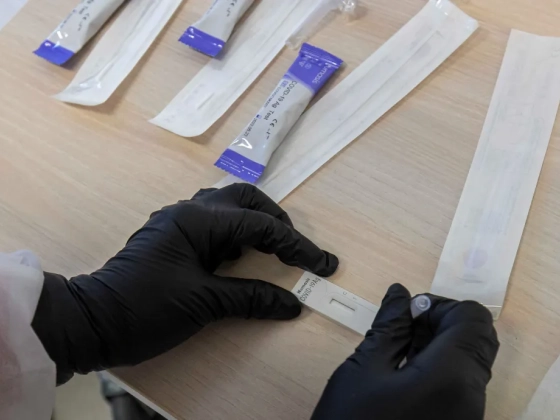 Külügyminisztériumi feljegyzés készült arról, hogy a Covid-járvány idején háromszoros áron vettek gyorsteszteket