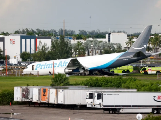 Túlfutott a futópályán az Amazon cargogépe Miamiban, többen meghaltak a balesetben