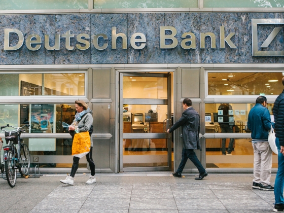 Peren kívül egyezett meg volt bankárával a Deutsche Bank