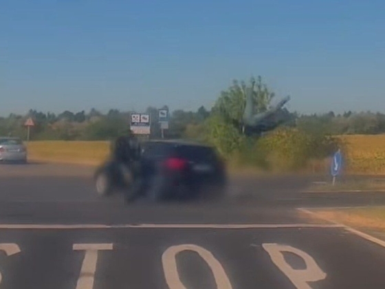 Videó arról, ahogy egy motoros becsapódik, majd átrepül egy kocsi fölött