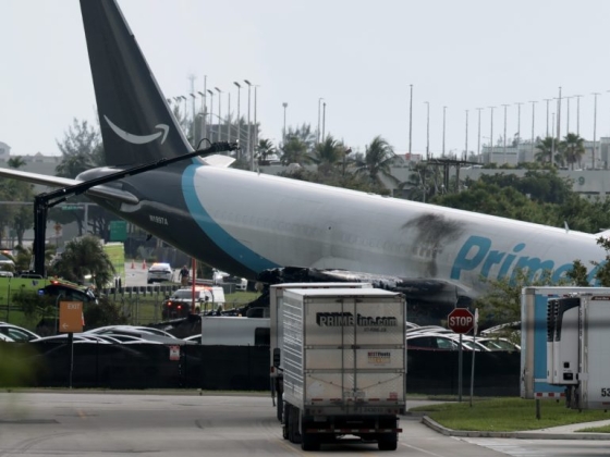 Legalább öt halottja van már a miami repülőgépbalesetnek, amelyben az Amazon gépe túlfutott a leszállópályán