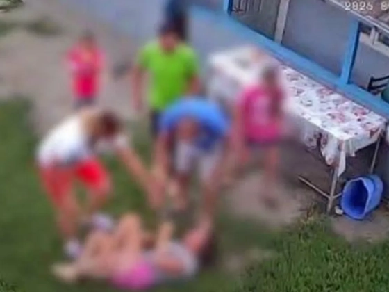 Hajánál fogva rángatott a földre egy 14 éves lányt egy nő – videó