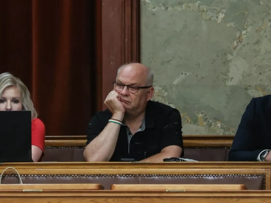 Az ellenzéki szakértőknek fenntartott parlamenti páholyban bukkant fel Császár Attila, az M1 kirúgott riportere