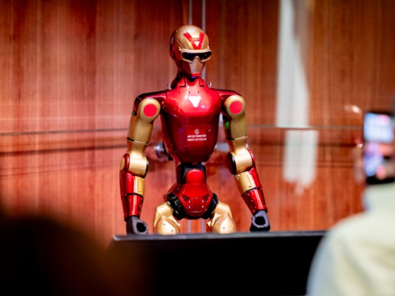 Pillanatok alatt buktatta meg a humanoid robotot az ELTE rektora a színpadon