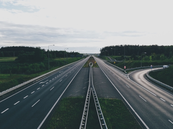 50 kilométert ment a forgalommal szemben az autópályán, elképesztő, mit bénáztak a rendőrök – videó