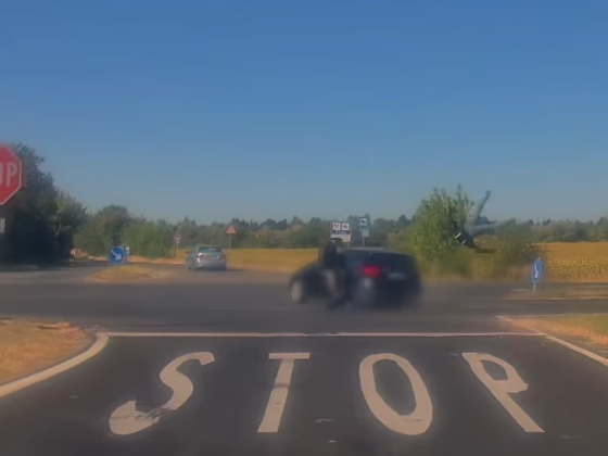 Hátborzongató balesetet vettek videóra Veszprém megyében: hatalmasat repült egy autónak csapódó motoros