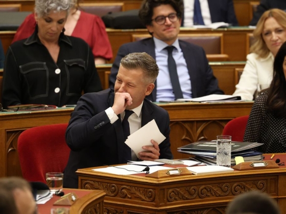 Ismét előkerült a tatárjárás az Országgyűlésben: Rétvári Bence beolvasott Magyar Péternek