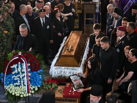 Ezrek gyűltek össze a háborús bűnös Ratko Mladić temetésén Belgrádban