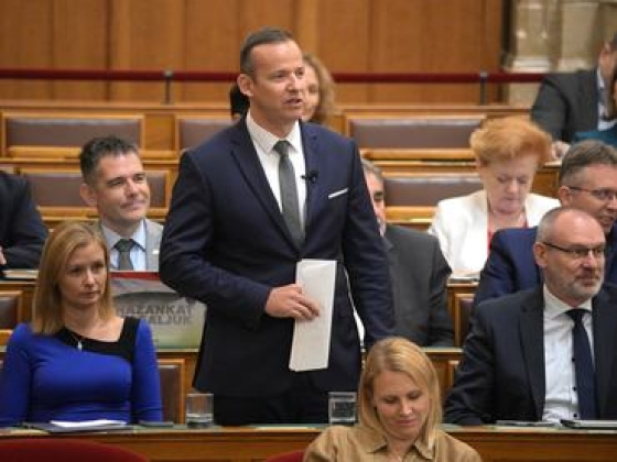 „Ne meneküljél gyáva, undorító féregként!” – Toroczkai nekiesett Magyar Péternek, elszabadultak az indulatok