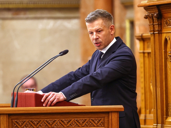 Magyar Péter és Toroczkai László egymásnak esett a parlamentben: „Gyáva, undorító féregnek” nevezte a miniszterelnököt
