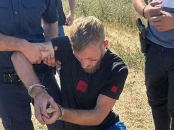 100 rendőr és egy helikopter kereste – videón, ahogy elfogják a 26 éves férfit
