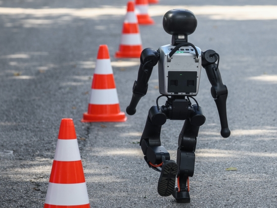 Mesterséges intelligencia ellen tüntető robotok lepték el az utcákat egy európai fővárosban