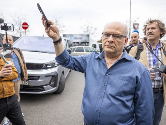 Parlamenti páholyban tűnt fel a köztévétől biztonsági őrökkel kivezettetett Császár Attila – Kiderült, melyik pártot segíti