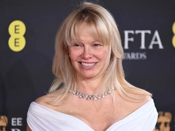 Pamela Anderson smink nélkül is felperzselte a Velencei Filmfesztivál vörös szőnyegét