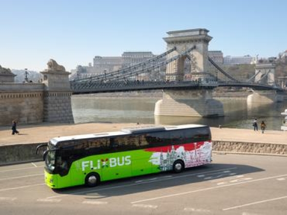 Kiverte a biztosítékot a taxisoknál? Közvetlen reptéri buszok indultak vidékről