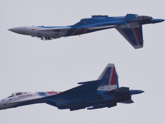 Putyin nem sajnálja rá a pénzt: szuperfegyverek sorozatát kapta meg az orosz hadsereg, 400 kilométerről lövi az ukránokat – telerakták bombákkal az új Szu-35-ös vadászgépeket