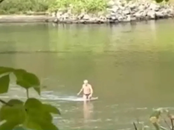 Olyan alacsony a Tisza vízállása, hogy egy férfi simán átgyalogolt Szolnoknál