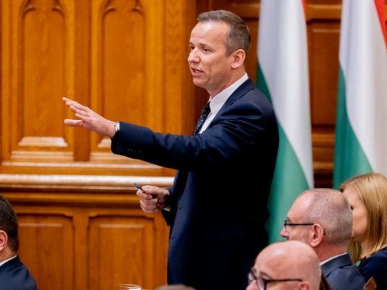 Már csak egy lépése maradt az „undorító férgezés” gazdájának