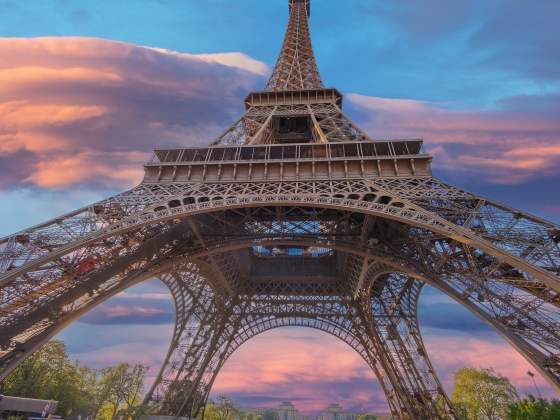 Áll a bál Párizsban: bezárták az Eiffel-tornyot egy botrányt okozó delegáció miatt