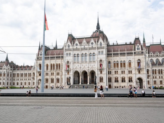 Parlamenti nagyüzem: Magyar Péter felszólal, feláll a Független Közmédia Testület