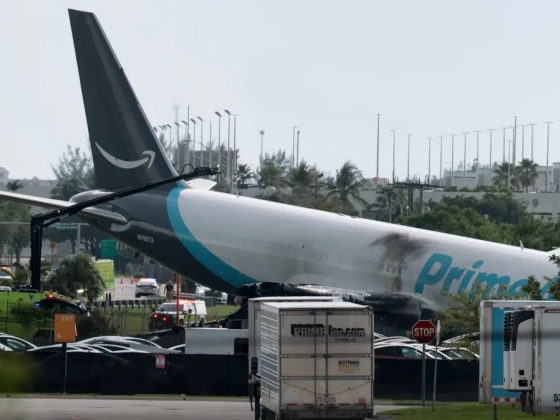 Hét takarítómunkást szállító kisbuszt gyűrt maga alá a teherszállító repülőgép Miamiban