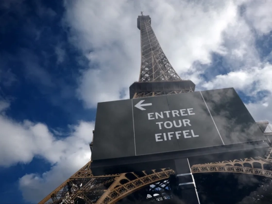 Sztrájkoltak az Eiffel-torony dolgozói, miután eltávolították a női személyzetet egy vallási csoport látogatása alatt