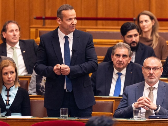 Kitiltották Toroczkai Lászlót a parlamenti ülésről, miután féregnek nevezte Magyar Pétert