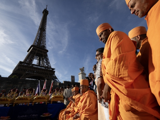 Egy hindu csoport kérésére kiparancsolták a női dolgozókat az Eiffel-toronyból