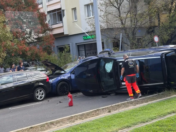 Felborult egy autó az Etele úton, az 1-es villamos helyett egy szakaszon pótlóbusz járt